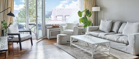 Een televisie en een stereo