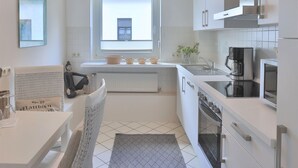Kaffetrakter/tekoker, kjøleskap, mikrobølgeovn og ovn