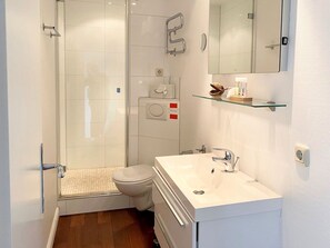 Een douche, een haardroger, handdoeken, zeep