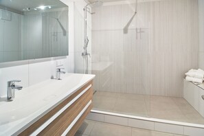 Dusche, Haartrockner, HandtĂŒcher, Seife