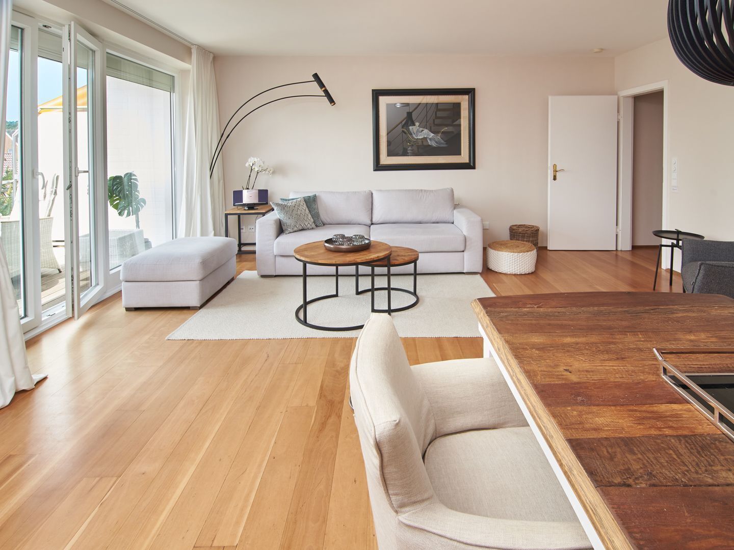 Ein modernes Wohnzimmer mit einer Couch, einem Couchtisch und einem Essbereich.