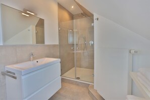 Dusche, Haartrockner, Handtücher, Seife