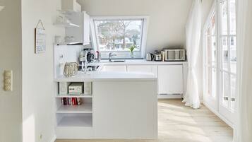 Kühlschrank, Mikrowelle, Ofen, Herdplatte