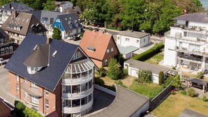Ein Wohngebiet mit einer Mischung aus modernen und traditionellen Häusern, ein Gebäude mit Balkonen und Blick auf das Meer.