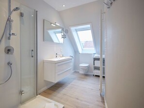 Regadera, secadora de cabello, toallas, jabón 