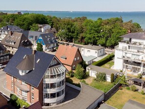 Ein Wohngebiet mit einer Mischung aus modernen und traditionellen Häusern, ein Gebäude mit Balkonen und Blick auf das Meer.