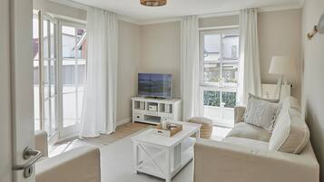 Una televisión, un reproductor estéreo