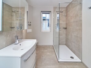 Doccia, asciugacapelli, asciugamani, sapone