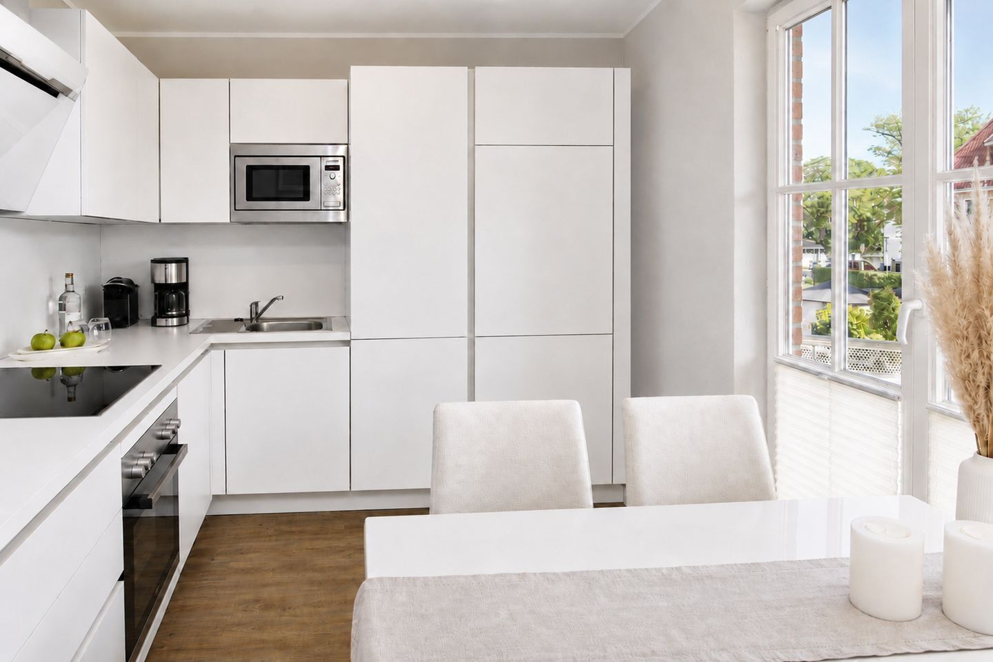 Wasserkocher mit Kaffee-/Teezubehör, Kühlschrank, Mikrowelle, Ofen