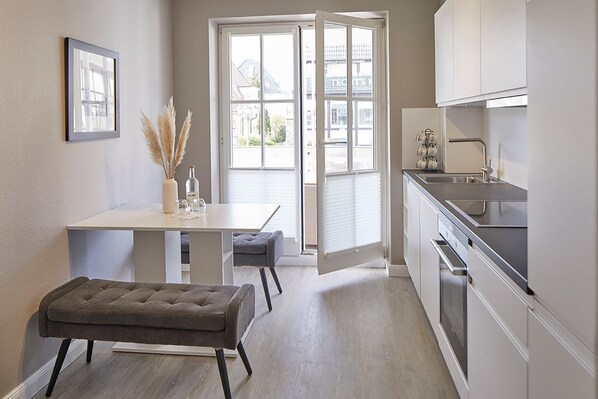 ثلاجة، ميكروويف، فرن، غسالة أطباق