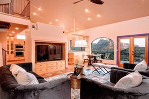 TV, fireplace - Zen Retreat, Amazing Views, Minutes to Attractions (Sedona)