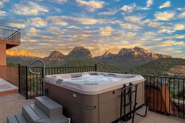 Outdoor spa tub - Zen Retreat, Amazing Views, Minutes to Attractions (Sedona)