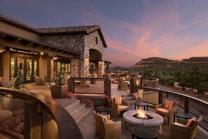 Outdoor dining - Zen Retreat, Amazing Views, Minutes to Attractions (Sedona)