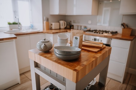Fridge, microwave, oven, stovetop. Marina view cottage - Canalside cottage - Peak District location