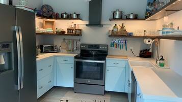 Frigorífico, horno, placa de cocina y lavavajillas