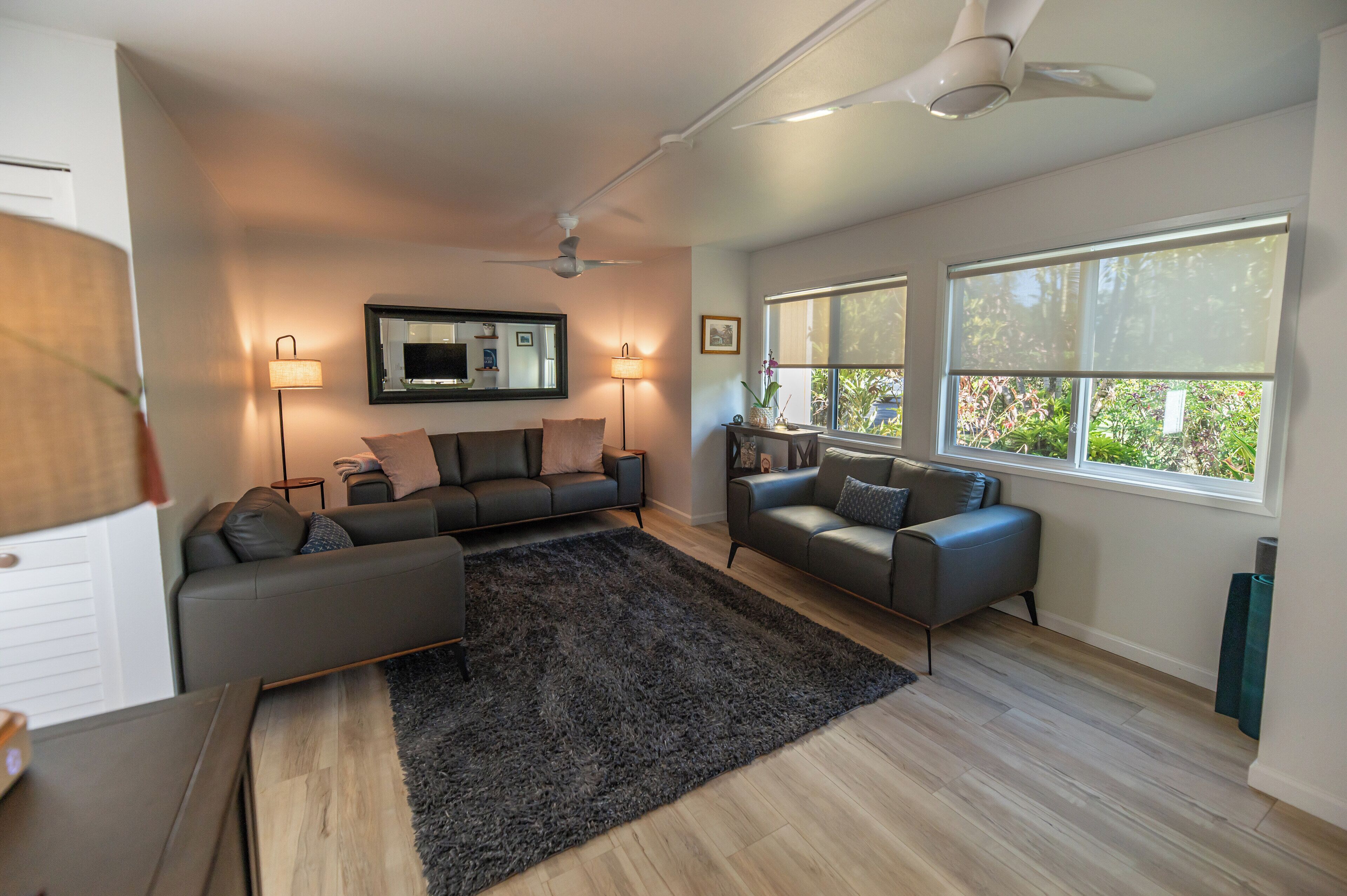 Smart-tv, een stereo en een kantoor