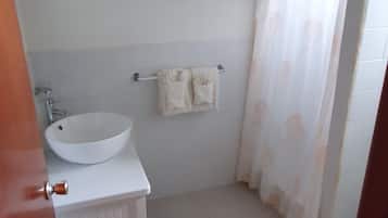 Douche, serviettes fournies, savon, papier toilette