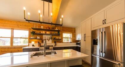 Beautifully Remodeled Cabin tucked away in the wonderful Spring Creek Area!