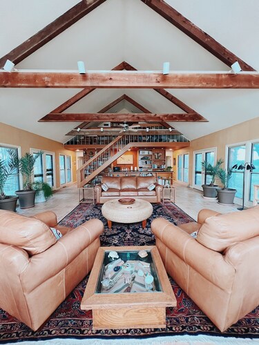 M'walimu 4 BR w/ Pool, Farm Stay- Flower Farm, Goats, Pigs, Disc Golf!