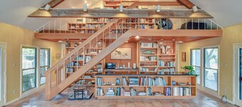 M'walimu 4 BR w/ Pool, Farm Stay- Flower Farm, Goats, Pigs, Disc Golf!