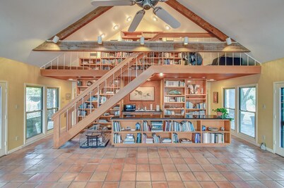 M'walimu 4 BR w/ Pool, Farm Stay- Flower Farm, Goats, Pigs, Disc Golf!