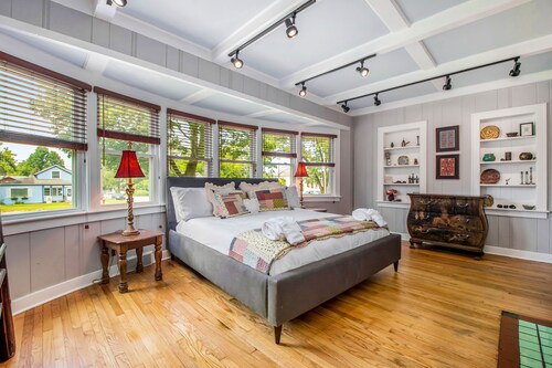 Wonderful Downtown Gem W/ Fast WiFi, Firepit, & Central AC - Walk to the Beach