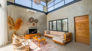 Vila, piscina particular | 4 quartos, escrivaninha, espaço de trabalho para notebook