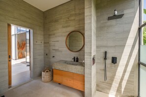 Villa, alberca privada | Baño | Regadera, bidet, toallas, jabón 