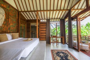 Vila, piscina particular | 4 quartos, escrivaninha, espaço de trabalho para notebook