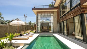 Piscina externa, espreguiçadeiras