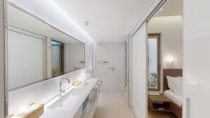 Regadera, secadora de cabello, toallas