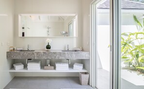 Dusche, Haartrockner, Handtücher
