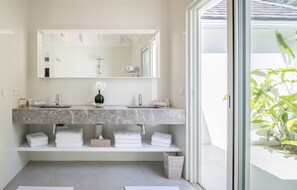 Dusche, Haartrockner, Handtücher