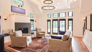 Tv, eldstad och kontor