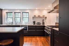 冰箱、微波炉、烤箱、炉灶