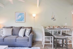 Dining - Steps to water, easy access to town center! (Wellfleet)