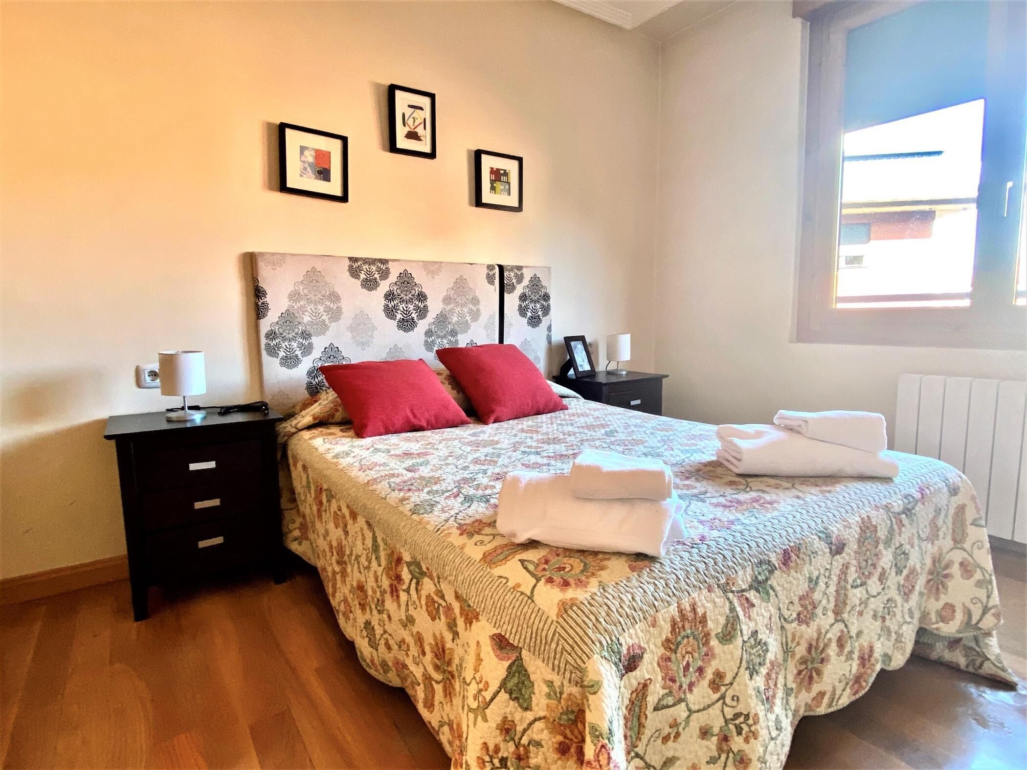 3 habitaciones, tabla de planchar con plancha, internet y ropa de cama 