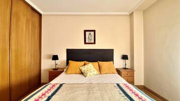 3 slaapkamers, een strijkplank/strijkijzer, internet, beddengoed