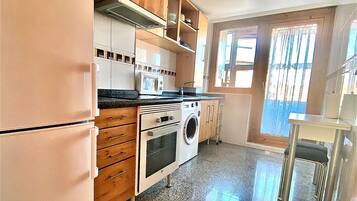 Jääkaappi, mikroaaltouuni, uuni, astianpesukone