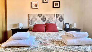 3 slaapkamers, een strijkplank/strijkijzer, internet, beddengoed