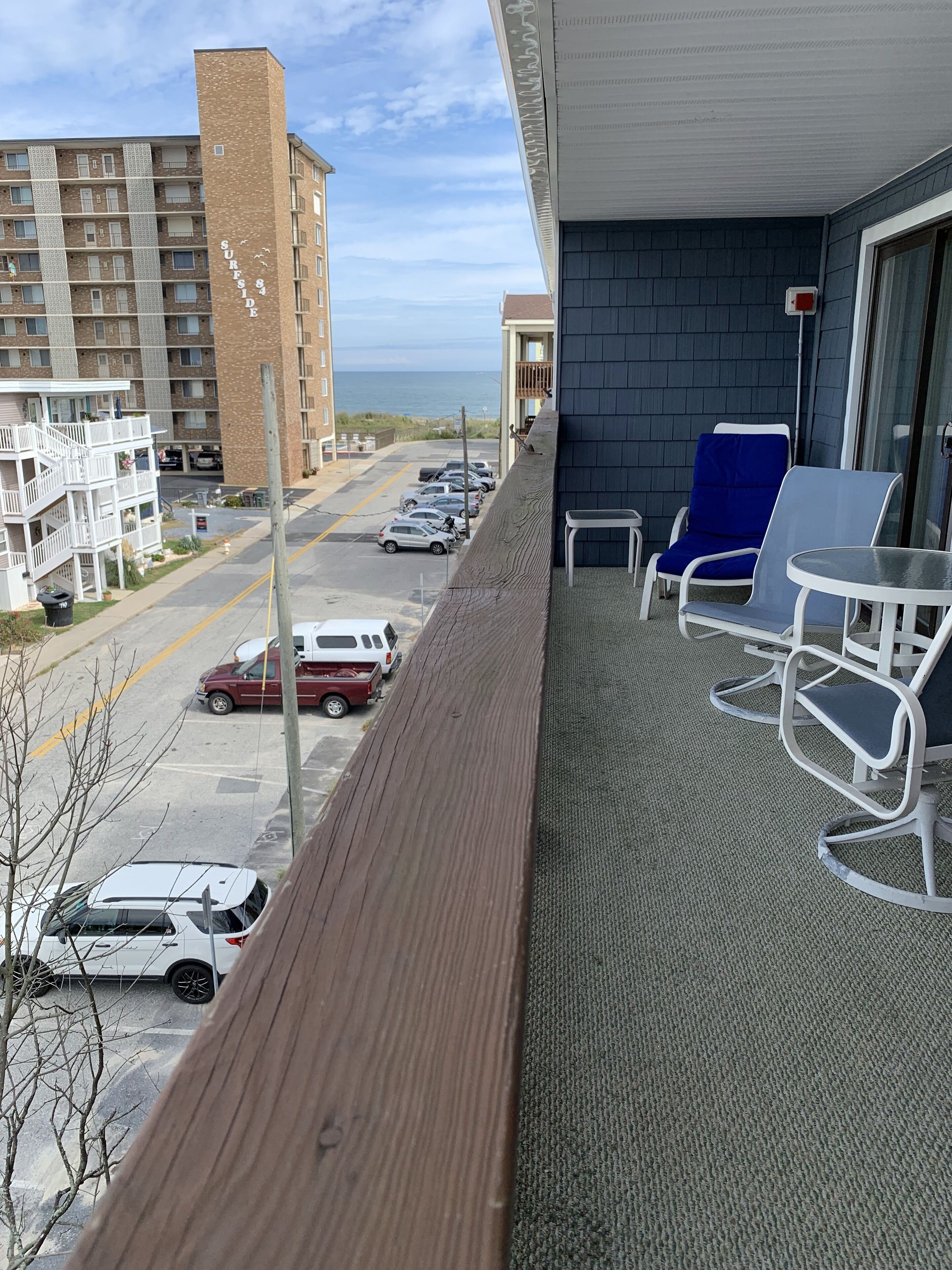 Convenient oceanside condo close to the beach and with private balcony