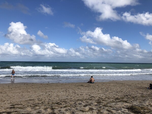 Beach nearby, sun-loungers, beach towels