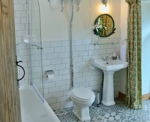 Combined shower/bathtub, rainfall showerhead, hair dryer, towels