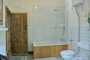 Combined shower/tub, rainfall showerhead, hair dryer, towels