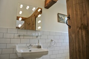 Kombinert dusj/badekar, regndusjhode, hårføner og håndklær