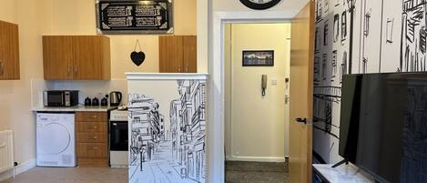 Frigorifero, microonde, forno, piano cottura