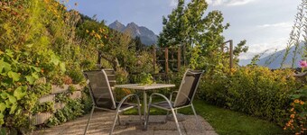 Vacation apartment Serlesblick with direct access to the ski slope, WLAN and terrace