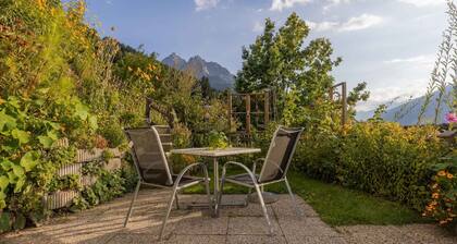 Ferienwohnung Serlesblick mit direktem Zugang zur Skipiste, WLAN und Terrasse