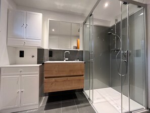 Dusche, Haartrockner, Handtücher