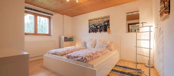Vacation apartment Serlesblick with direct access to the ski slope, WLAN and terrace